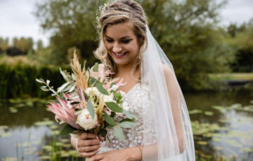 Bloemen spelen een belangrijke rol op een bruiloft, niet alleen vanwege hun esthetische waarde, maar ook vanwege de emoties die ze kunnen oproepen. Bloemen hebben de kracht om een gevoel van vreugde, liefde en romantiek te creëren en kunnen helpen om de emoties van de dag te versterken.