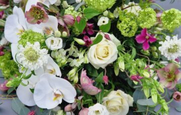 Ik zie het maken van bloemwerk voor een begrafenis als een belangrijke en respectvolle taak.



Bloemen kunnen troost bieden aan de nabestaanden en helpen bij het creëren van een gedenkwaardig eerbetoon aan de overledene.



Samen met u ga ik aan de slag.